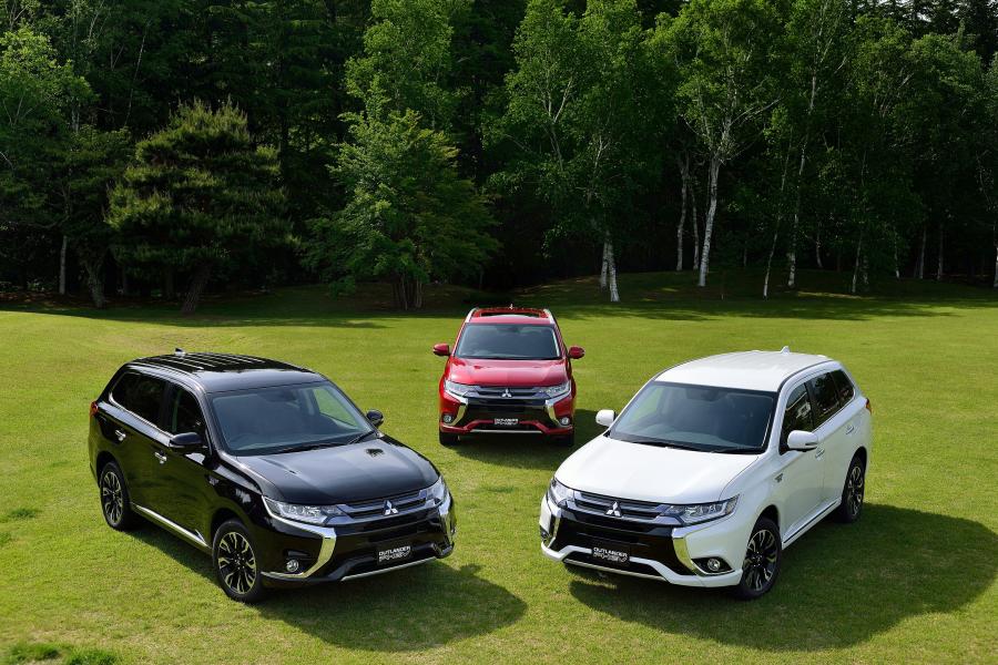  Mitsubishi Outlander PHEV 2015 года  (JP) (фото 17 из 19)